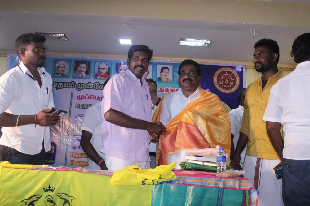 04/06/2022 அன்று பரதவர் முன்னேற்ற பேரவை சார்பாக செங்கல்பட்டு மாவட்டம் ECR கல்பாக்கம் அடுத்த காத்தான்கடை பகுதியில் என்கேபி மஹாலில் நடை பெற்ற முனைவர் தி. முத்து கண்ணப்பர் அவர்களுடைய சங்க இலக்கியத்தில் நெய்தல் நிலம் நூல் வெளியீட்டு விழாவின்போது.