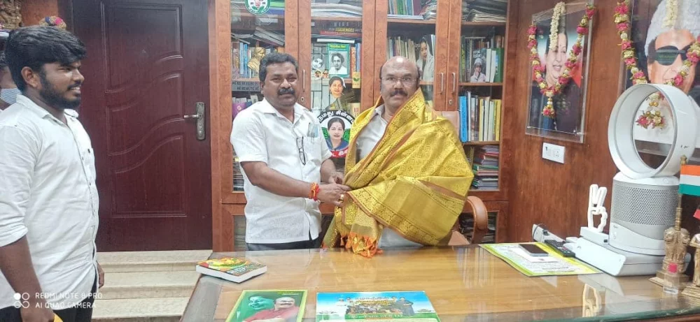 பரதவர் முன்னேற்றப் பேரவையின் சார்பாக மரியாதைக்குரிய முன்னாள் மின்வளத்துறை அமைச்சர் மாண்புமிகு D. ஜெயக்குமார் B,sc,.BL, அவர்களை நேரில் சந்தித்து சங்க இலக்கியத்தில் நெய்தல் நிலம் முனைவர் முத்து கண்ணப்பர் எழுதிய நூலை அவருக்கு பரிசாக வழங்கிய  தருணம்.