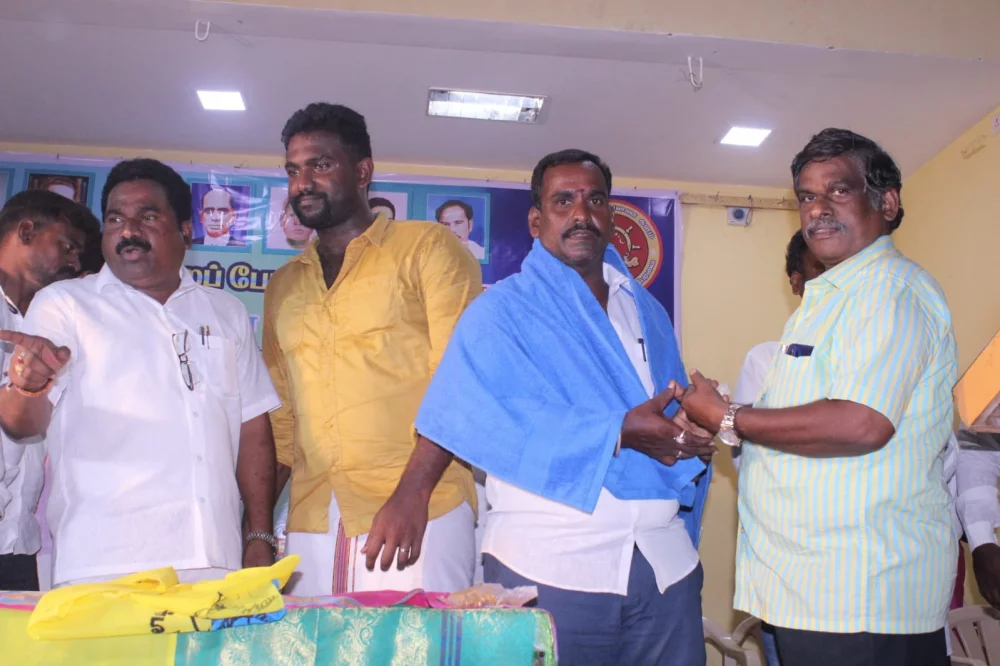 04/06/2022 அன்று பரதவர் முன்னேற்ற பேரவை சார்பாக செங்கல்பட்டு மாவட்டம் ECR கல்பாக்கம் அடுத்த காத்தான்கடை பகுதியில் என்கேபி மஹாலில் நடை பெற்ற முனைவர் தி. முத்து கண்ணப்பர் அவர்களுடைய சங்க இலக்கியத்தில் நெய்தல் நிலம் நூல் வெளியீட்டு விழாவின்போது.