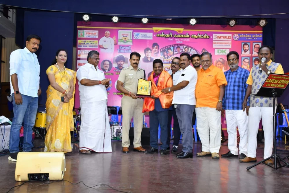 07/08/2022 ஞாயிற்றுக்கிழமை மாலை ராஜா அண்ணாமலை மன்றத்தில் நடைபெற்ற இசை நிகழ்ச்சி மற்றும் ஏழை மாணவர் மாணவிகளுக்கு கல்வி உதவித் தொகை வழங்கும் நிகழ்ச்சியில் சிறப்பு அழைப்பாளராக கலந்து கொண்டமைக்காக நினைவு பரிசு வழங்கப்பட்ட போது