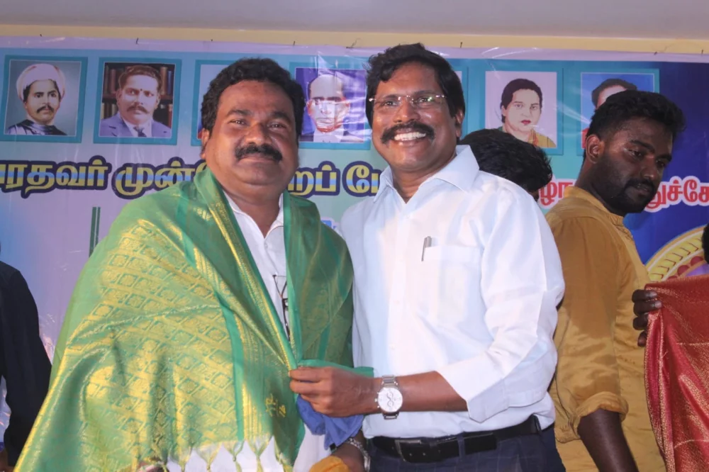 04/06/2022 அன்று பரதவர் முன்னேற்ற பேரவை சார்பாக செங்கல்பட்டு மாவட்டம் ECR கல்பாக்கம் அடுத்த காத்தான்கடை பகுதியில் என்கேபி மஹாலில் நடை பெற்ற முனைவர் தி. முத்து கண்ணப்பர் அவர்களுடைய சங்க இலக்கியத்தில் நெய்தல் நிலம் நூல் வெளியீட்டு விழாவின்போது.