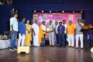 07/08/2022 ஞாயிற்றுக்கிழமை மாலை ராஜா அண்ணாமலை மன்றத்தில் நடைபெற்ற இசை நிகழ்ச்சி மற்றும் ஏழை மாணவர் மாணவிகளுக்கு கல்வி உதவித் தொகை வழங்கும் நிகழ்ச்சியில் சிறப்பு அழைப்பாளராக கலந்து கொண்டமைக்காக நினைவு பரிசு வழங்கப்பட்ட போது