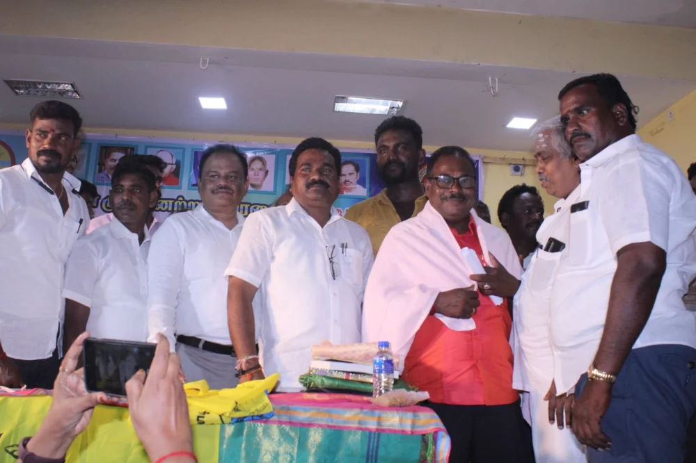 04/06/2022 அன்று பரதவர் முன்னேற்ற பேரவை சார்பாக செங்கல்பட்டு மாவட்டம் ECR கல்பாக்கம் அடுத்த காத்தான்கடை பகுதியில் என்கேபி மஹாலில் நடை பெற்ற முனைவர் தி. முத்து கண்ணப்பர் அவர்களுடைய சங்க இலக்கியத்தில் நெய்தல் நிலம் நூல் வெளியீட்டு விழாவின்போது.