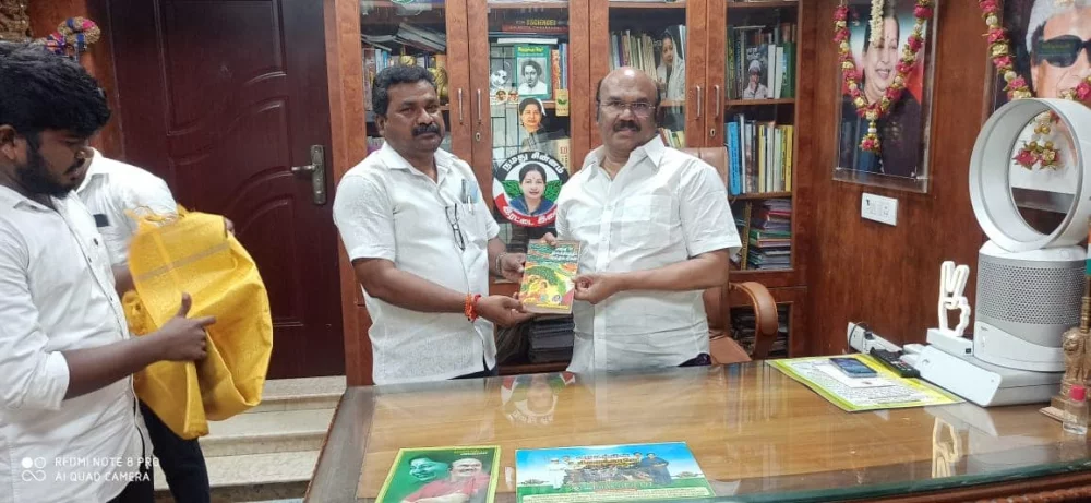 பரதவர் முன்னேற்றப் பேரவையின் சார்பாக மரியாதைக்குரிய முன்னாள் மின்வளத்துறை அமைச்சர் மாண்புமிகு D. ஜெயக்குமார் B,sc,.BL, அவர்களை நேரில் சந்தித்து சங்க இலக்கியத்தில் நெய்தல் நிலம் முனைவர் முத்து கண்ணப்பர் எழுதிய நூலை அவருக்கு பரிசாக வழங்கிய  தருணம்.