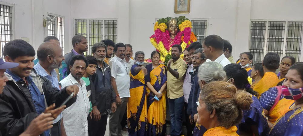 மீனவர் தந்தை சுயமரியாதை சுடரொளி ந. ஜீவரத்தினம் அவர்களின் 111 வது பிறந்தநாள் விழாவை இன்று 11/11/2022 அவருடைய மணி மண்டபம் அமைந்துள்ள சென்னை இராயபுரம் பகுதியில் மீனவர் தலைவர் அவர்களுக்கு மலர்மாலை அணிவிக்கப்பட்டு புகழ் வணக்கம் செலுத்திய போது.