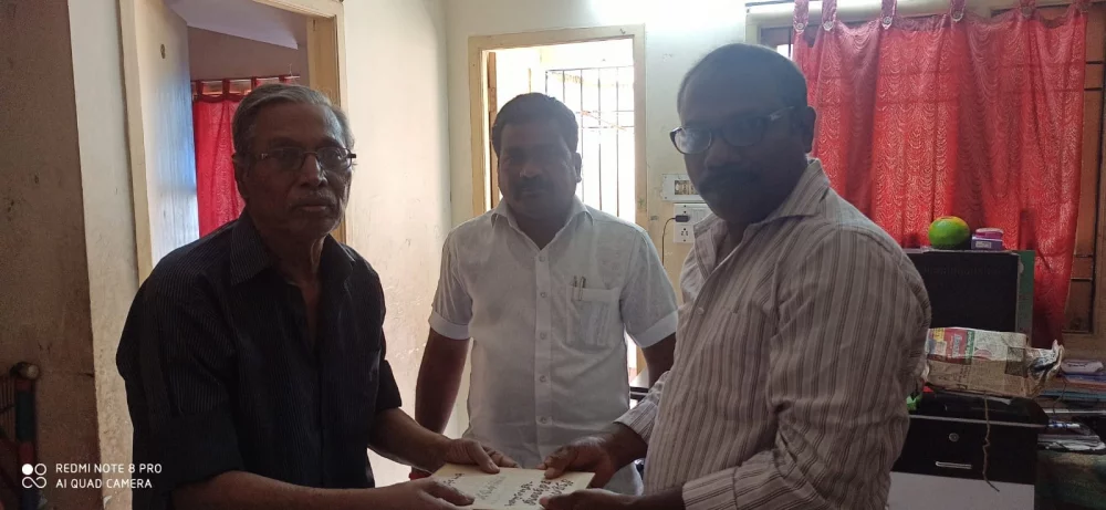 சிந்துவெளியில் தமிழ் மொழி புதிய தமிழ் ஆய்வுகள் ஆய்வாசிரியர் மதிப்புக்கும் மரியாதைக்குரிய திரு.பூர்ண சந்திர ஜீவா அவர்களை அவருடைய இல்லத்தில் சந்தித்து முனைவர் தி.முத்து கண்ணப்பர் எழுதிய சங்க இலக்கியத்தில் நெய்தல் நிலம் நூலை வழங்கியப் போது.