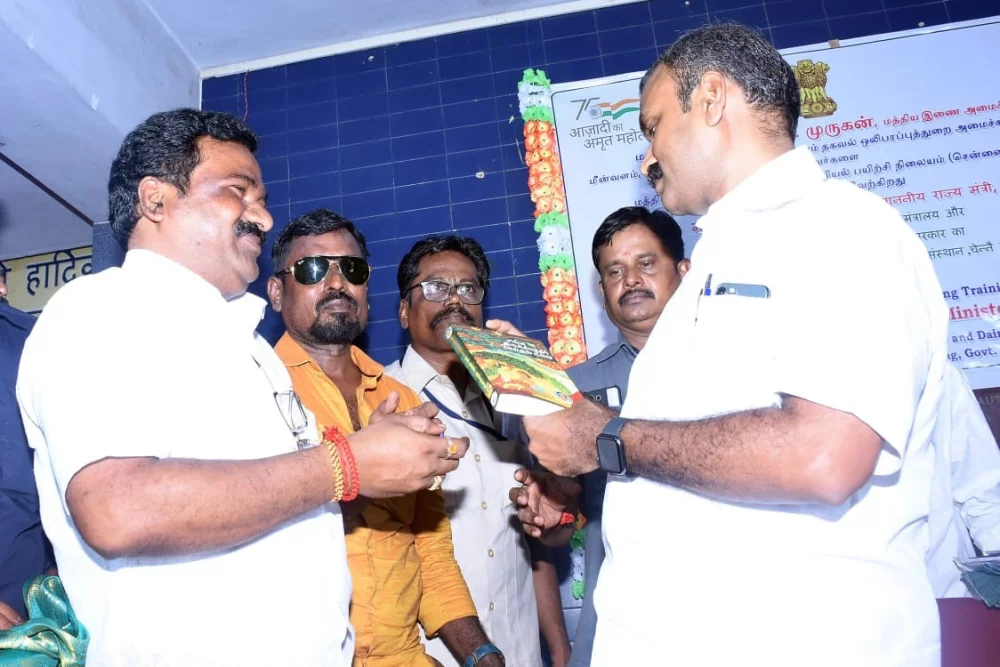 இன்று இராயபுரத்தில் உள்ள மத்திய மீன்துறை கடல்சார் பொறியியல் பயிற்சி நிலையத்திற்கு வருகை புரிந்த மாண்புமிகு முனைவர் எல். முருகன் ஜி மத்திய இணை அமைச்சர் மீன்வளம்,கால்நடை, பால்வளத்துறை,  மற்றும் தகவல் ஒளிபரப்புத் துறை அமைச்சர் அவர்களை நேரில் சந்தித்தப் போது.