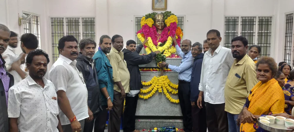 மீனவர் தந்தை சுயமரியாதை சுடரொளி ந. ஜீவரத்தினம் அவர்களின் 111 வது பிறந்தநாள் விழாவை இன்று 11/11/2022 அவருடைய மணி மண்டபம் அமைந்துள்ள சென்னை இராயபுரம் பகுதியில் மீனவர் தலைவர் அவர்களுக்கு மலர்மாலை அணிவிக்கப்பட்டு புகழ் வணக்கம் செலுத்திய போது.