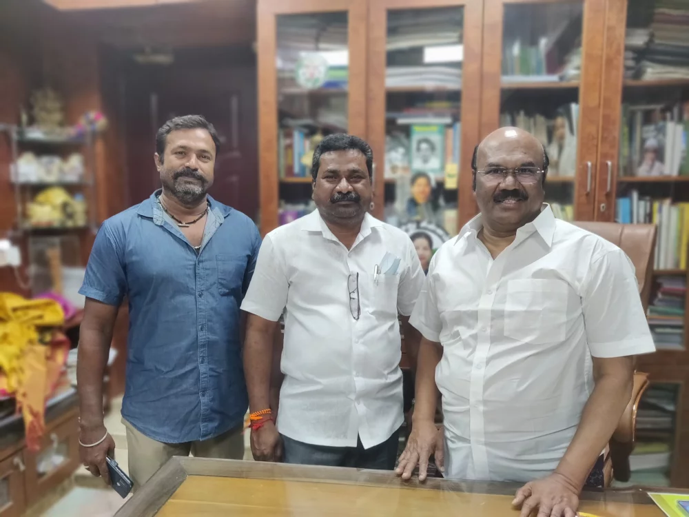 பரதவர் முன்னேற்றப் பேரவையின் சார்பாக மரியாதைக்குரிய முன்னாள் மின்வளத்துறை அமைச்சர் மாண்புமிகு D. ஜெயக்குமார் B,sc,.BL, அவர்களை நேரில் சந்தித்து சங்க இலக்கியத்தில் நெய்தல் நிலம் முனைவர் முத்து கண்ணப்பர் எழுதிய நூலை அவருக்கு பரிசாக வழங்கிய  தருணம்.