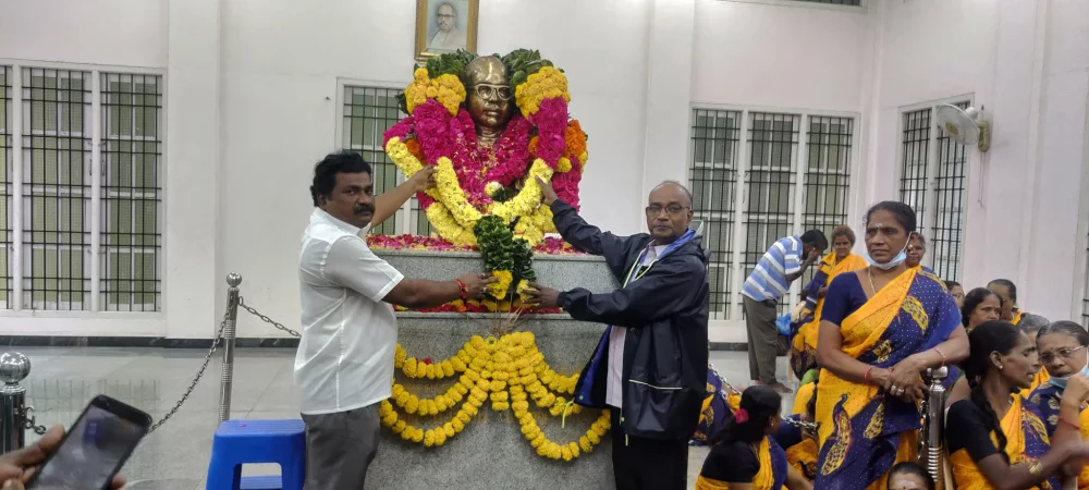 மீனவர் தந்தை சுயமரியாதை சுடரொளி ந. ஜீவரத்தினம் அவர்களின் 111 வது பிறந்தநாள் விழாவை இன்று 11/11/2022 அவருடைய மணி மண்டபம் அமைந்துள்ள சென்னை இராயபுரம் பகுதியில் மீனவர் தலைவர் அவர்களுக்கு மலர்மாலை அணிவிக்கப்பட்டு புகழ் வணக்கம் செலுத்திய போது.