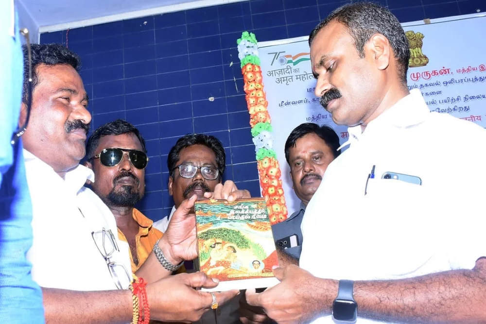 இன்று இராயபுரத்தில் உள்ள மத்திய மீன்துறை கடல்சார் பொறியியல் பயிற்சி நிலையத்திற்கு வருகை புரிந்த மாண்புமிகு முனைவர் எல். முருகன் ஜி மத்திய இணை அமைச்சர் மீன்வளம்,கால்நடை, பால்வளத்துறை,  மற்றும் தகவல் ஒளிபரப்புத் துறை அமைச்சர் அவர்களை நேரில் சந்தித்தப் போது.