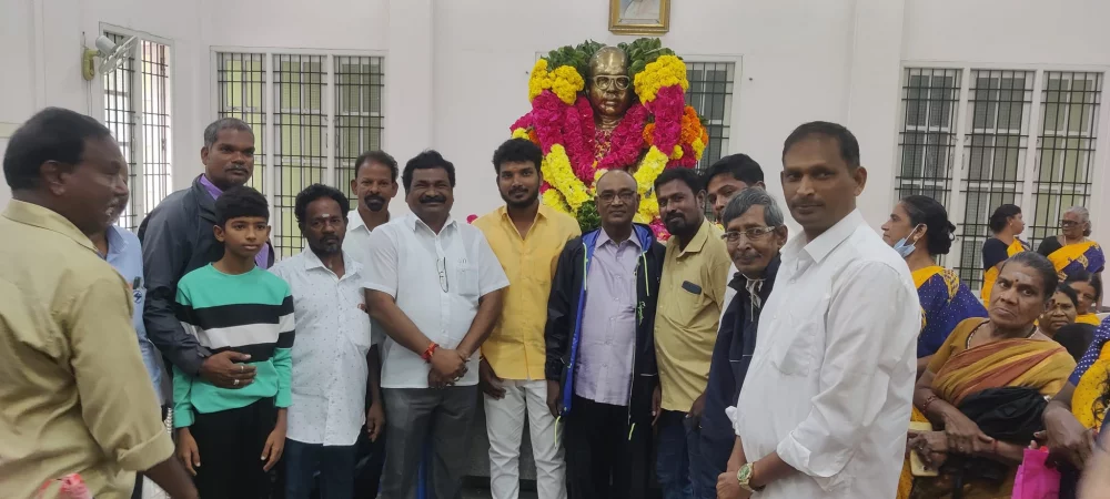 மீனவர் தந்தை சுயமரியாதை சுடரொளி ந. ஜீவரத்தினம் அவர்களின் 111 வது பிறந்தநாள் விழாவை இன்று 11/11/2022 அவருடைய மணி மண்டபம் அமைந்துள்ள சென்னை இராயபுரம் பகுதியில் மீனவர் தலைவர் அவர்களுக்கு மலர்மாலை அணிவிக்கப்பட்டு புகழ் வணக்கம் செலுத்திய போது.