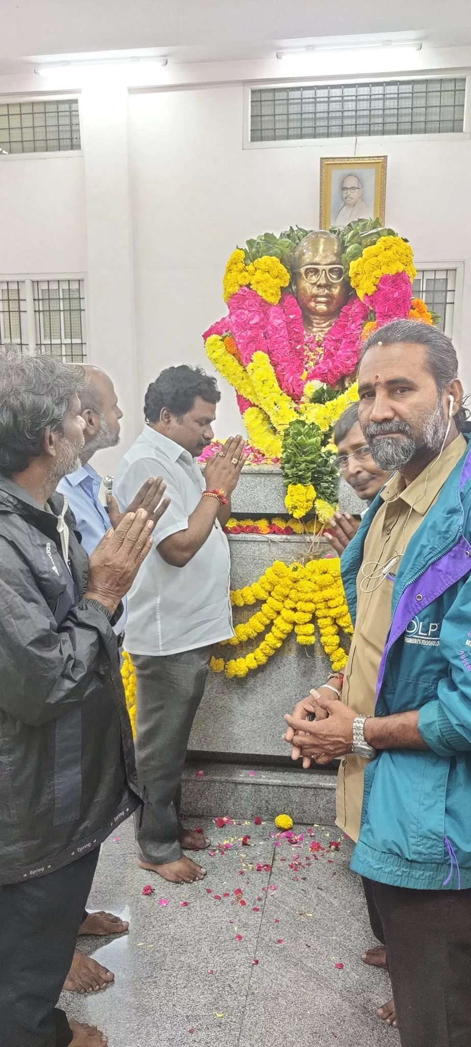 மீனவர் தந்தை சுயமரியாதை சுடரொளி ந. ஜீவரத்தினம் அவர்களின் 111 வது பிறந்தநாள் விழாவை இன்று 11/11/2022 அவருடைய மணி மண்டபம் அமைந்துள்ள சென்னை இராயபுரம் பகுதியில் மீனவர் தலைவர் அவர்களுக்கு மலர்மாலை அணிவிக்கப்பட்டு புகழ் வணக்கம் செலுத்திய போது.