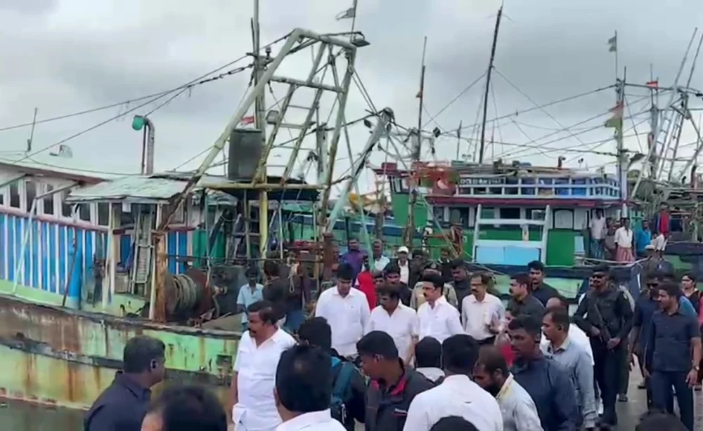 10.02.2022 அன்று சென்னை காசிமேடு மீன்பிடி துறைமுகத்தை ஆய்வு செய்ய வந்த தமிழக முதல்வர் அவர்களுக்கு பரதவர் முன்னேற்றப் பேரவை தலைவர் டாக்டர்.எம்.டி. தயாளன் பரதவர் முனைவர் முத்து கண்ணப்பர் எழுதிய சங்க இலக்கியத்தில் நெய்தல் நிலம் என்ற நூலை பரிசாக வழங்கிய போது.