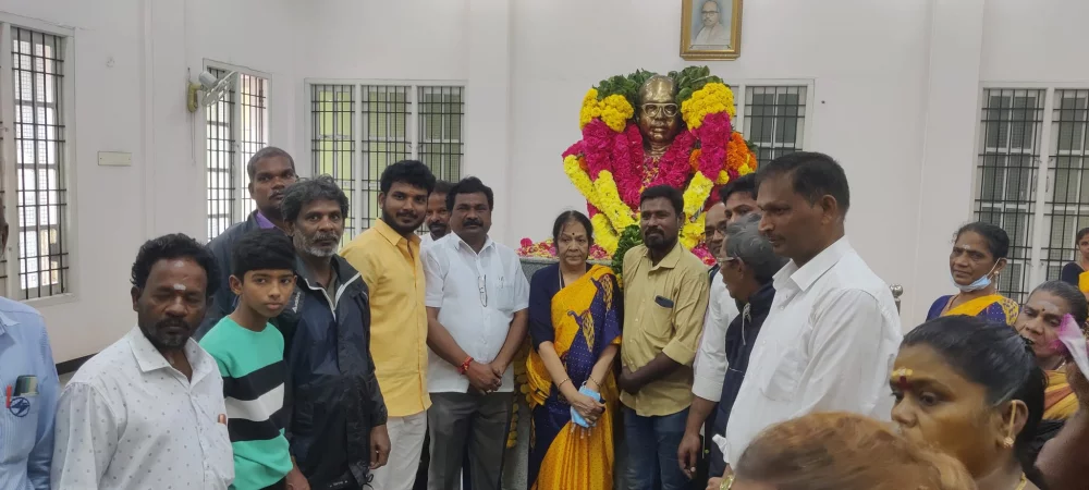 மீனவர் தந்தை சுயமரியாதை சுடரொளி ந. ஜீவரத்தினம் அவர்களின் 111 வது பிறந்தநாள் விழாவை இன்று 11/11/2022 அவருடைய மணி மண்டபம் அமைந்துள்ள சென்னை இராயபுரம் பகுதியில் மீனவர் தலைவர் அவர்களுக்கு மலர்மாலை அணிவிக்கப்பட்டு புகழ் வணக்கம் செலுத்திய போது.