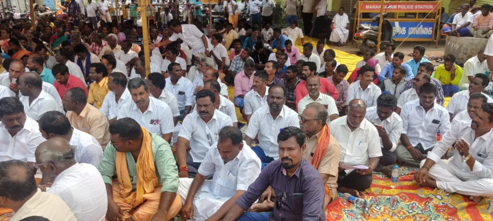 28/11/2022 செங்கல்பட்டு மாவட்டம் மற்றும் விழுப்புரம் மாவட்டம் இடையே அமைய உள்ள மீன்பிடி துறைமுகத்தின் பணியை உடனடியாக மீனவர்களின் நலம் சார்ந்து தொடங்கிட வேண்டும் என விழுப்புரம் மாவட்டத்தில் ECR உள்ள அனுமந்தை பகுதியில் ஒரு நாள் அடையாள உண்ணாவிரதம் இருந்த போது