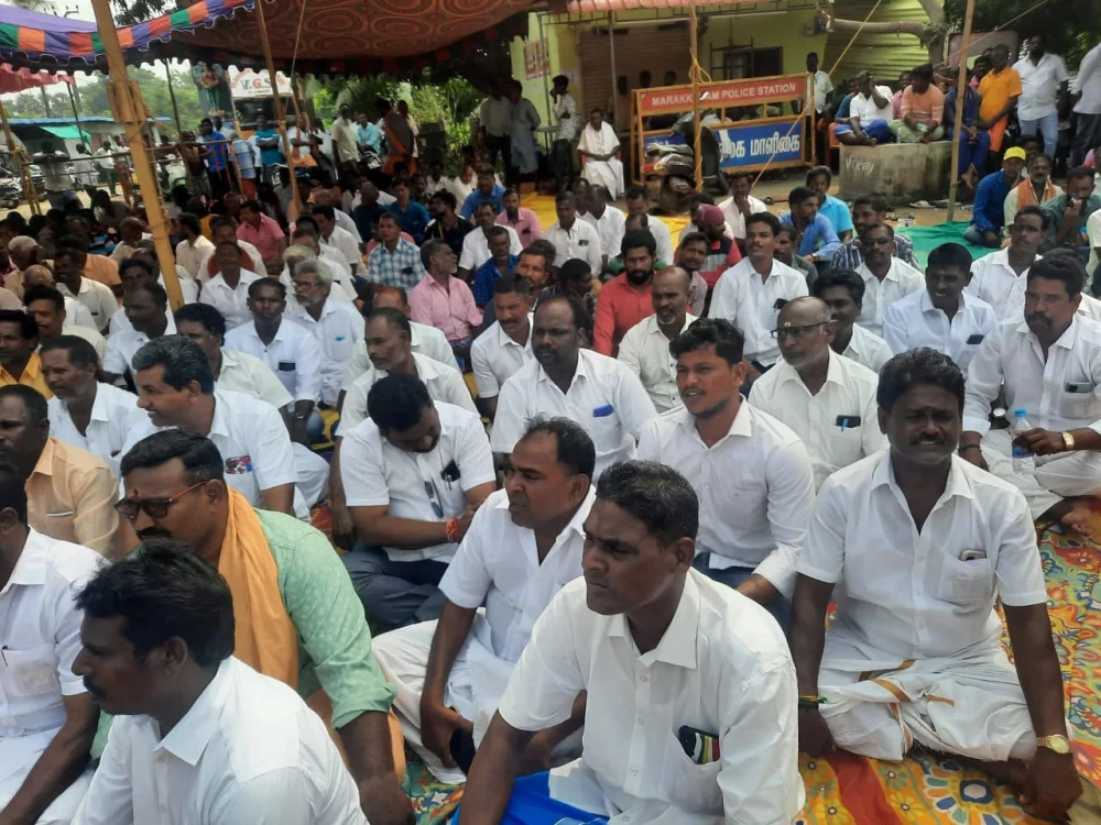 28/11/2022 செங்கல்பட்டு மாவட்டம் மற்றும் விழுப்புரம் மாவட்டம் இடையே அமைய உள்ள மீன்பிடி துறைமுகத்தின் பணியை உடனடியாக மீனவர்களின் நலம் சார்ந்து தொடங்கிட வேண்டும் என விழுப்புரம் மாவட்டத்தில் ECR உள்ள அனுமந்தை பகுதியில் ஒரு நாள் அடையாள உண்ணாவிரதம் இருந்த போது