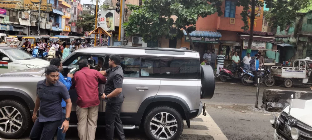 10.02.2022 அன்று சென்னை காசிமேடு மீன்பிடி துறைமுகத்தை ஆய்வு செய்ய வந்த தமிழக முதல்வர் அவர்களுக்கு பரதவர் முன்னேற்றப் பேரவை தலைவர் டாக்டர்.எம்.டி. தயாளன் பரதவர் முனைவர் முத்து கண்ணப்பர் எழுதிய சங்க இலக்கியத்தில் நெய்தல் நிலம் என்ற நூலை பரிசாக வழங்கிய போது.