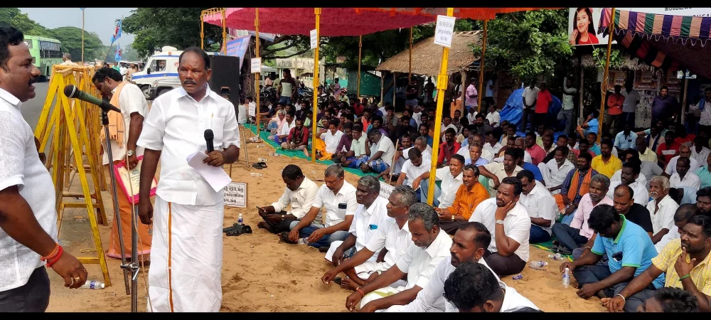 28/11/2022 செங்கல்பட்டு மாவட்டம் மற்றும் விழுப்புரம் மாவட்டம் இடையே அமைய உள்ள மீன்பிடி துறைமுகத்தின் பணியை உடனடியாக மீனவர்களின் நலம் சார்ந்து தொடங்கிட வேண்டும் என விழுப்புரம் மாவட்டத்தில் ECR உள்ள அனுமந்தை பகுதியில் ஒரு நாள் அடையாள உண்ணாவிரதம் இருந்த போது