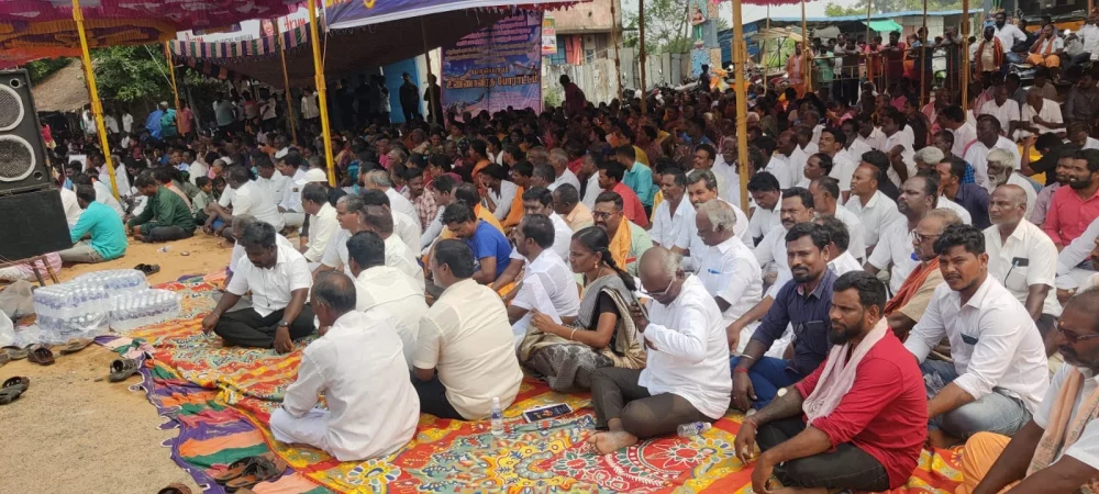 28/11/2022 செங்கல்பட்டு மாவட்டம் மற்றும் விழுப்புரம் மாவட்டம் இடையே அமைய உள்ள மீன்பிடி துறைமுகத்தின் பணியை உடனடியாக மீனவர்களின் நலம் சார்ந்து தொடங்கிட வேண்டும் என விழுப்புரம் மாவட்டத்தில் ECR உள்ள அனுமந்தை பகுதியில் ஒரு நாள் அடையாள உண்ணாவிரதம் இருந்த போது