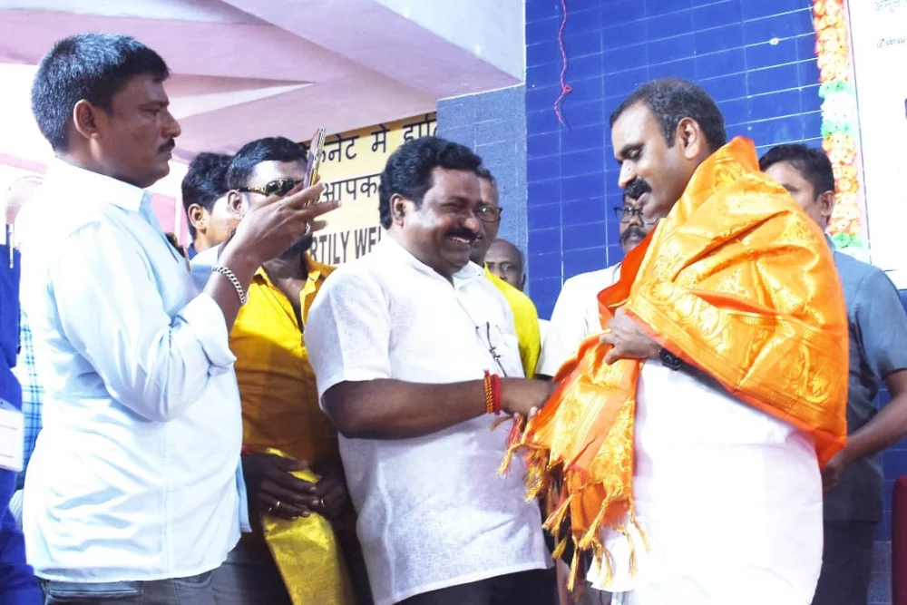 இன்று இராயபுரத்தில் உள்ள மத்திய மீன்துறை கடல்சார் பொறியியல் பயிற்சி நிலையத்திற்கு வருகை புரிந்த மாண்புமிகு முனைவர் எல். முருகன் ஜி மத்திய இணை அமைச்சர் மீன்வளம்,கால்நடை, பால்வளத்துறை,  மற்றும் தகவல் ஒளிபரப்புத் துறை அமைச்சர் அவர்களை நேரில் சந்தித்தப் போது.