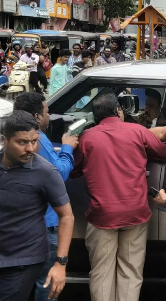 10.02.2022 அன்று சென்னை காசிமேடு மீன்பிடி துறைமுகத்தை ஆய்வு செய்ய வந்த தமிழக முதல்வர் அவர்களுக்கு பரதவர் முன்னேற்றப் பேரவை தலைவர் டாக்டர்.எம்.டி. தயாளன் பரதவர் முனைவர் முத்து கண்ணப்பர் எழுதிய சங்க இலக்கியத்தில் நெய்தல் நிலம் என்ற நூலை பரிசாக வழங்கிய போது.