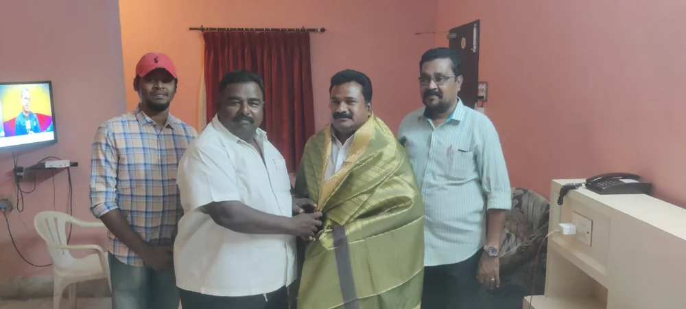 17/03/2023  எனது பிறந்தநாள் அன்று என்னை நேரில் சந்தித்தும் தொலைபேசி, வாட்சப், பேஸ்புக் instagram போன்ற சமூக ஊடகங்கள் வாயிலாகவும் பிறந்தநாள் வாழ்த்து தெரிவித்த அனைத்து நண்பர்களுக்கும் என் மீது பாசம் கொண்ட நட்புகளுக்கும் எனது மனமார்ந்த நன்றிகள்.