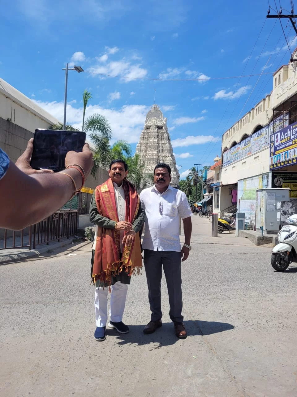 எனது அருமை நண்பர் மரியாதைக்குரிய திரு.ஆனந் சாகு( Anand sahu) புது டெல்லி அவர்களுடன் காஞ்சிபுரத்தில் உள்ள தெய்வத்தாய் காஞ்சி காமாட்சி அம்மன் தரிசனம் செய்த போது.