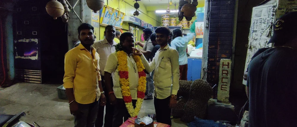 17/03/2023  எனது பிறந்தநாள் அன்று என்னை நேரில் சந்தித்தும் தொலைபேசி, வாட்சப், பேஸ்புக் instagram போன்ற சமூக ஊடகங்கள் வாயிலாகவும் பிறந்தநாள் வாழ்த்து தெரிவித்த அனைத்து நண்பர்களுக்கும் என் மீது பாசம் கொண்ட நட்புகளுக்கும் எனது மனமார்ந்த நன்றிகள்.