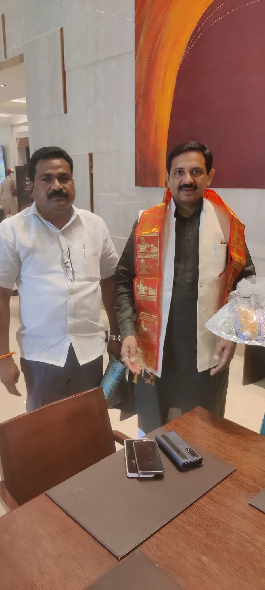 எனது அருமை நண்பர் மரியாதைக்குரிய திரு.ஆனந் சாகு( Anand sahu) புது டெல்லி அவர்களுடன் காஞ்சிபுரத்தில் உள்ள தெய்வத்தாய் காஞ்சி காமாட்சி அம்மன் தரிசனம் செய்த போது.