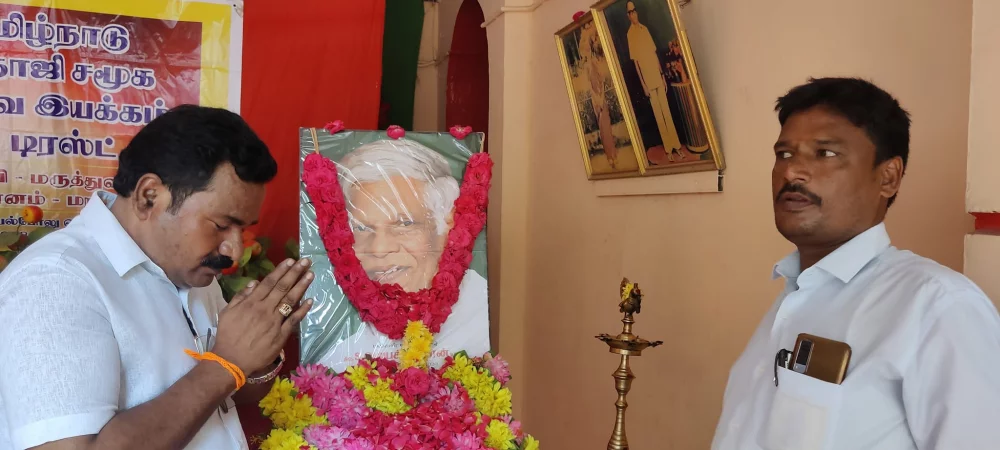 மக்கள் மனங்களில் நீங்கா இடம் பிடித்த மக்கள் மருத்துவர் 5 ரூபாய் டாக்டர்.எஸ்.ஜெயச்சந்திரன் அவர்களின் 76 வது பிறந்தநாள் விழா முன்னிட்டு சாரதா தேவி மேல்நிலைப் பள்ளியில் ரத்ததான முகாம் நடைபெற்றது இந்நிகழ்ச்சியில் கலந்து கொண்டு பங்கு பெற்றபோது