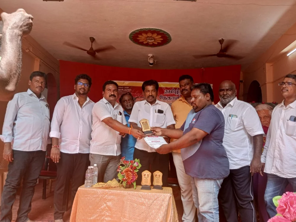 மக்கள் மனங்களில் நீங்கா இடம் பிடித்த மக்கள் மருத்துவர் 5 ரூபாய் டாக்டர்.எஸ்.ஜெயச்சந்திரன் அவர்களின் 76 வது பிறந்தநாள் விழா முன்னிட்டு சாரதா தேவி மேல்நிலைப் பள்ளியில் ரத்ததான முகாம் நடைபெற்றது இந்நிகழ்ச்சியில் கலந்து கொண்டு பங்கு பெற்றபோது