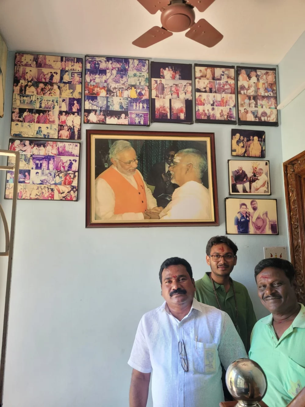 எனது அருமை நண்பர் மரியாதைக்குரிய திரு.ஆனந் சாகு( Anand sahu) புது டெல்லி அவர்களுடன் காஞ்சிபுரத்தில் உள்ள தெய்வத்தாய் காஞ்சி காமாட்சி அம்மன் தரிசனம் செய்த போது.