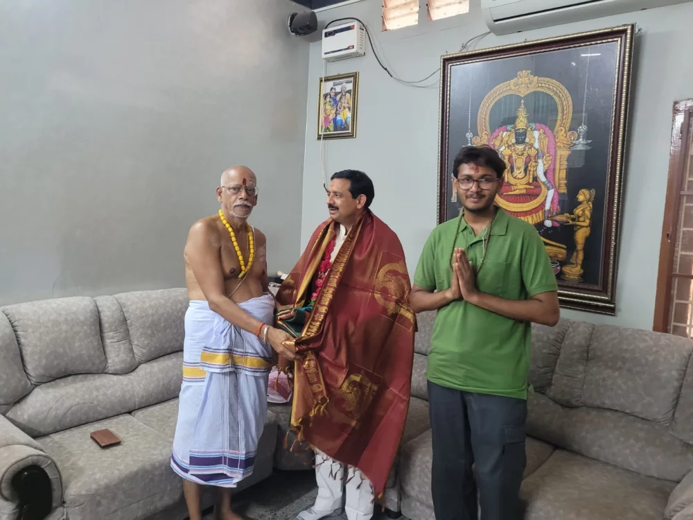 எனது அருமை நண்பர் மரியாதைக்குரிய திரு.ஆனந் சாகு( Anand sahu) புது டெல்லி அவர்களுடன் காஞ்சிபுரத்தில் உள்ள தெய்வத்தாய் காஞ்சி காமாட்சி அம்மன் தரிசனம் செய்த போது.