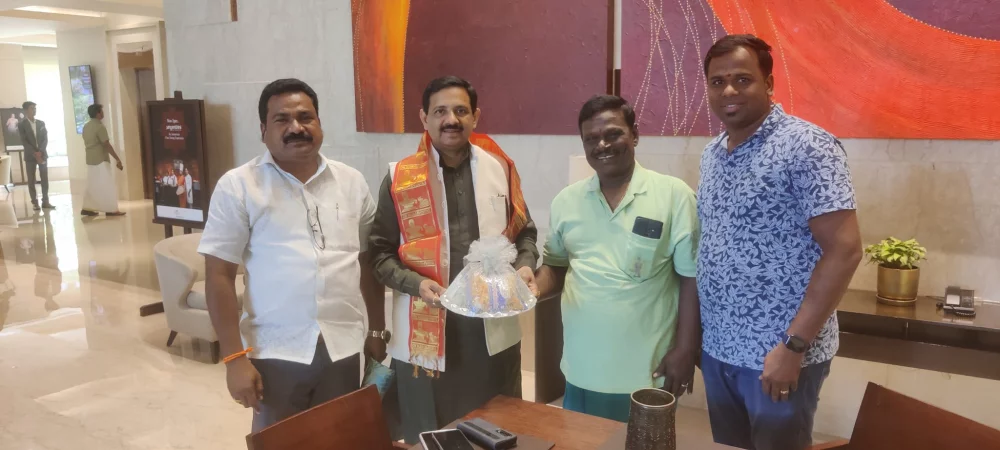 எனது அருமை நண்பர் மரியாதைக்குரிய திரு.ஆனந் சாகு( Anand sahu) புது டெல்லி அவர்களுடன் காஞ்சிபுரத்தில் உள்ள தெய்வத்தாய் காஞ்சி காமாட்சி அம்மன் தரிசனம் செய்த போது.