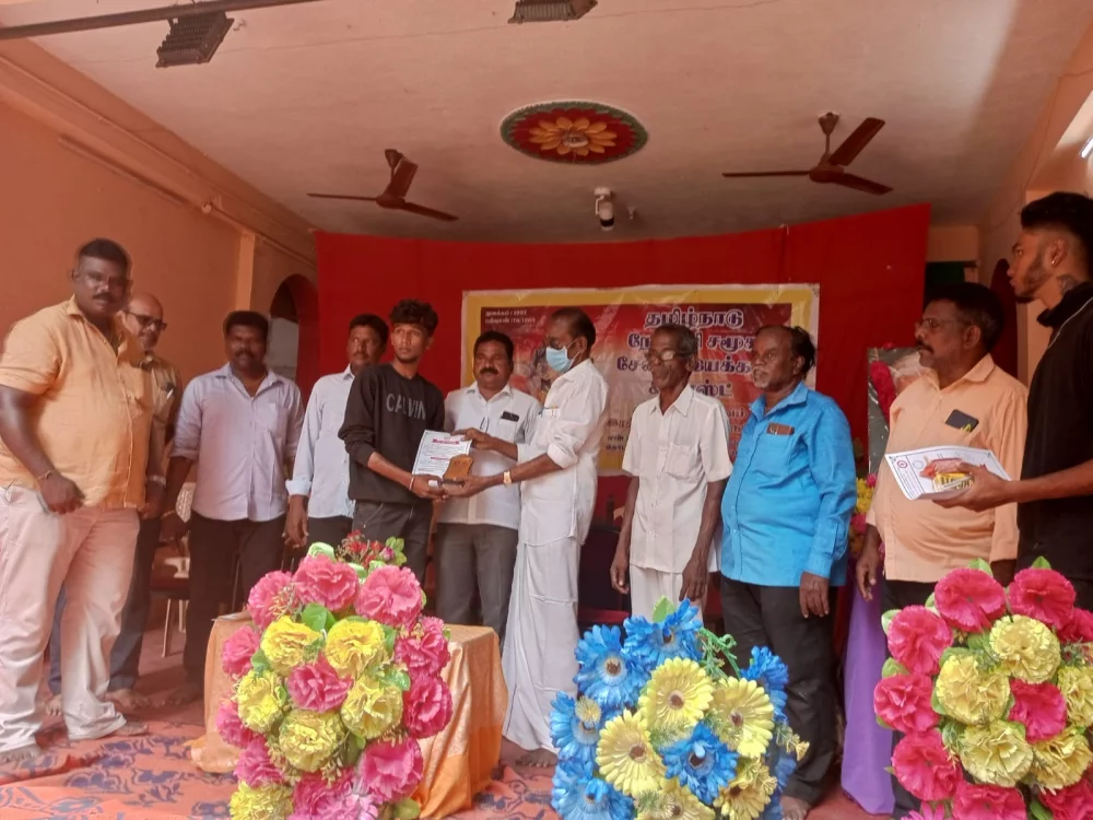 மக்கள் மனங்களில் நீங்கா இடம் பிடித்த மக்கள் மருத்துவர் 5 ரூபாய் டாக்டர்.எஸ்.ஜெயச்சந்திரன் அவர்களின் 76 வது பிறந்தநாள் விழா முன்னிட்டு சாரதா தேவி மேல்நிலைப் பள்ளியில் ரத்ததான முகாம் நடைபெற்றது இந்நிகழ்ச்சியில் கலந்து கொண்டு பங்கு பெற்றபோது