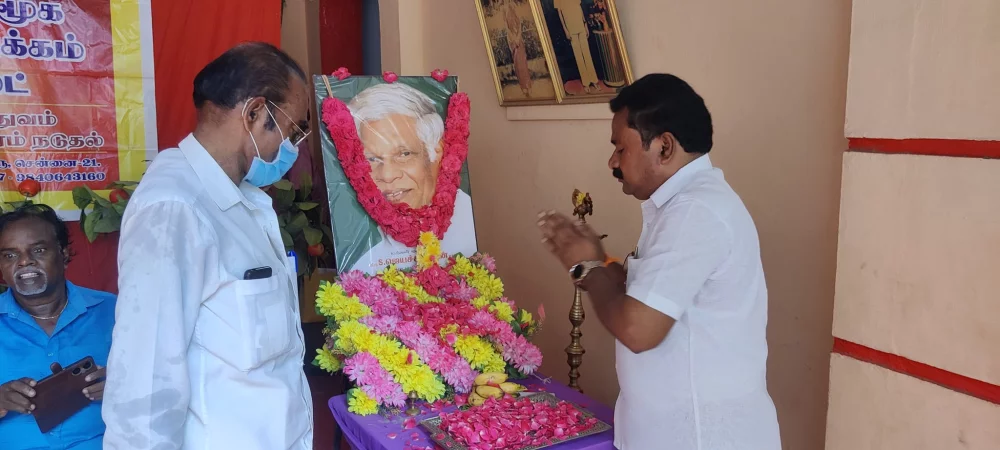 மக்கள் மனங்களில் நீங்கா இடம் பிடித்த மக்கள் மருத்துவர் 5 ரூபாய் டாக்டர்.எஸ்.ஜெயச்சந்திரன் அவர்களின் 76 வது பிறந்தநாள் விழா முன்னிட்டு சாரதா தேவி மேல்நிலைப் பள்ளியில் ரத்ததான முகாம் நடைபெற்றது இந்நிகழ்ச்சியில் கலந்து கொண்டு பங்கு பெற்றபோது