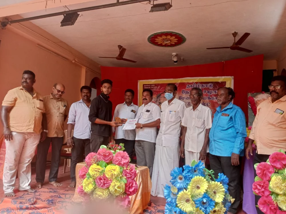 மக்கள் மனங்களில் நீங்கா இடம் பிடித்த மக்கள் மருத்துவர் 5 ரூபாய் டாக்டர்.எஸ்.ஜெயச்சந்திரன் அவர்களின் 76 வது பிறந்தநாள் விழா முன்னிட்டு சாரதா தேவி மேல்நிலைப் பள்ளியில் ரத்ததான முகாம் நடைபெற்றது இந்நிகழ்ச்சியில் கலந்து கொண்டு பங்கு பெற்றபோது