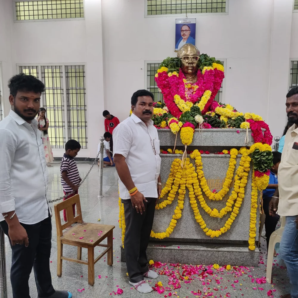 11/11/2023 இன்று சுயமரியாதை சுடரொளி ந. ஜீவரத்தினம் அவர்களுக்கு ராயபுரத்தில் அமைந்துள்ள அவருடைய மணி மண்டபத்தில் பரதவர் முன்னேற்றப் பேரவை நிர்வாகிகளுடன் ஐயா அவர்களுக்கு மலர் மாலை அணிவிக்கப்பட்டு புகழஞ்சலி செலுத்தப்பட்டது.