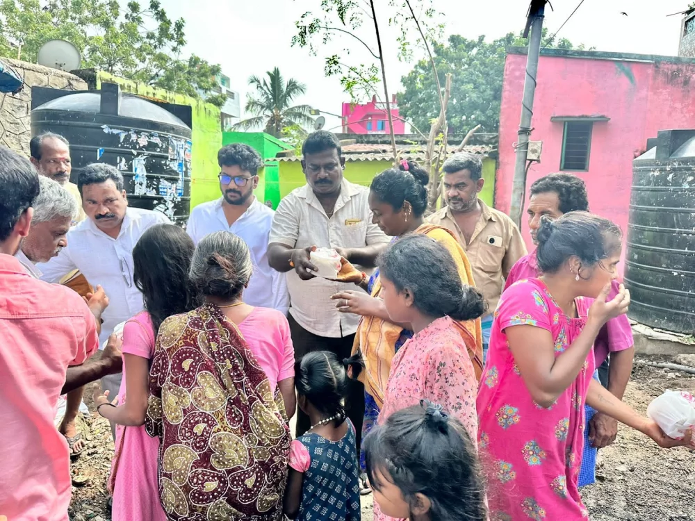மிக்ஜாம் புயலில் பாதிக்கப்பட்ட காசிமேடு சிங்காரவேலர் நகர் பகுதி மக்களுக்கு உணவு வழங்கிய போது திரு.டாக்டர்.சரத்ராஜ் ஜெயச்சந்திரன், திரு.வன்னிய ராஜன், திரு.சங்கர் அவர்களுடன் நான்.