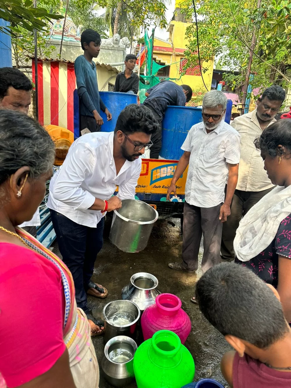 மிக்ஜாம் புயலில் பாதிக்கப்பட்ட எண்ணூர் முல்லை  நகர் பகுதி மக்களுக்கு குடிதண்ணீர், பால் பாக்கெட் பிஸ்கட் உணவு வழங்கிய போது திரு.டாக்டர்.சரத்ராஜ் ஜெயச்சந்திரன், திரு.வன்னிய ராஜன், அவர்களுடன் நான்.