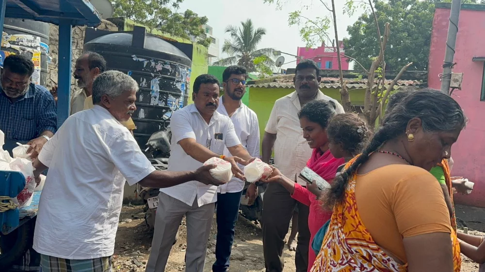 மிக்ஜாம் புயலில் பாதிக்கப்பட்ட காசிமேடு சிங்காரவேலர் நகர் பகுதி மக்களுக்கு உணவு வழங்கிய போது திரு.டாக்டர்.சரத்ராஜ் ஜெயச்சந்திரன், திரு.வன்னிய ராஜன், திரு.சங்கர் அவர்களுடன் நான்.