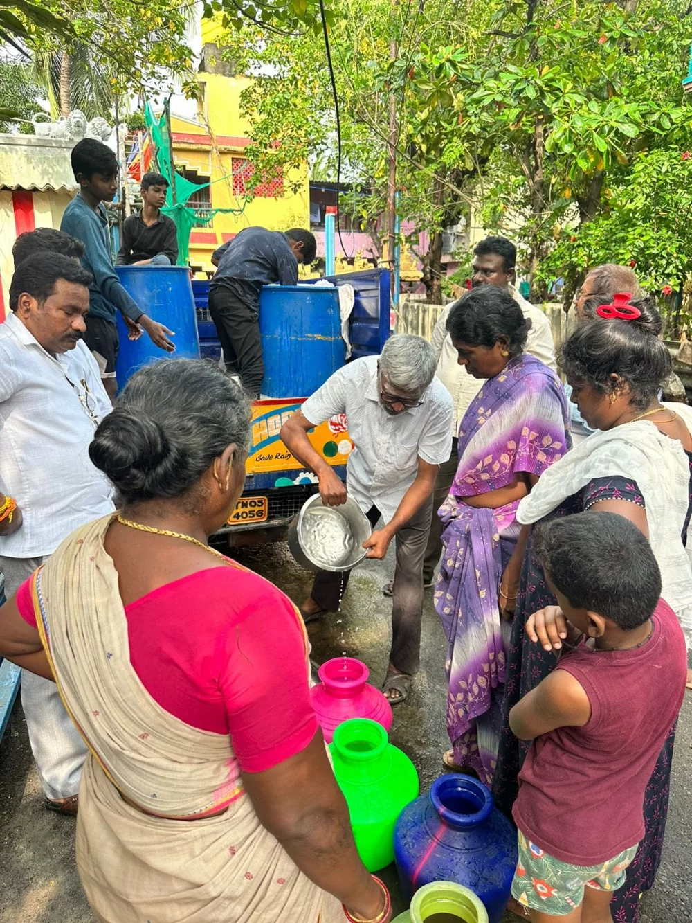 மிக்ஜாம் புயலில் பாதிக்கப்பட்ட எண்ணூர் முல்லை  நகர் பகுதி மக்களுக்கு குடிதண்ணீர், பால் பாக்கெட் பிஸ்கட் உணவு வழங்கிய போது திரு.டாக்டர்.சரத்ராஜ் ஜெயச்சந்திரன், திரு.வன்னிய ராஜன், அவர்களுடன் நான்.