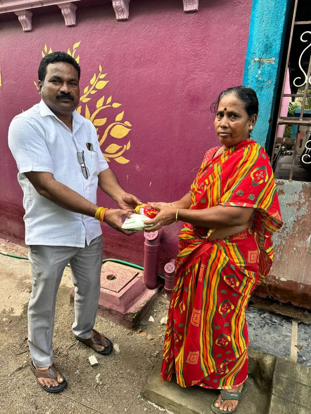 மிக்ஜாம் புயலில் பாதிக்கப்பட்ட எண்ணூர் முல்லை  நகர் பகுதி மக்களுக்கு குடிதண்ணீர், பால் பாக்கெட் பிஸ்கட் உணவு வழங்கிய போது திரு.டாக்டர்.சரத்ராஜ் ஜெயச்சந்திரன், திரு.வன்னிய ராஜன், அவர்களுடன் நான்.