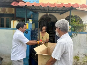 மிக்ஜாம் புயலில் பாதிக்கப்பட்ட எண்ணூர் முல்லை  நகர் பகுதி மக்களுக்கு குடிதண்ணீர், பால் பாக்கெட் பிஸ்கட் உணவு வழங்கிய போது திரு.டாக்டர்.சரத்ராஜ் ஜெயச்சந்திரன், திரு.வன்னிய ராஜன், அவர்களுடன் நான்.