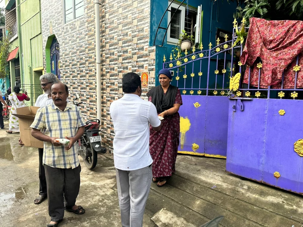 மிக்ஜாம் புயலில் பாதிக்கப்பட்ட எண்ணூர் முல்லை  நகர் பகுதி மக்களுக்கு குடிதண்ணீர், பால் பாக்கெட் பிஸ்கட் உணவு வழங்கிய போது திரு.டாக்டர்.சரத்ராஜ் ஜெயச்சந்திரன், திரு.வன்னிய ராஜன், அவர்களுடன் நான்.