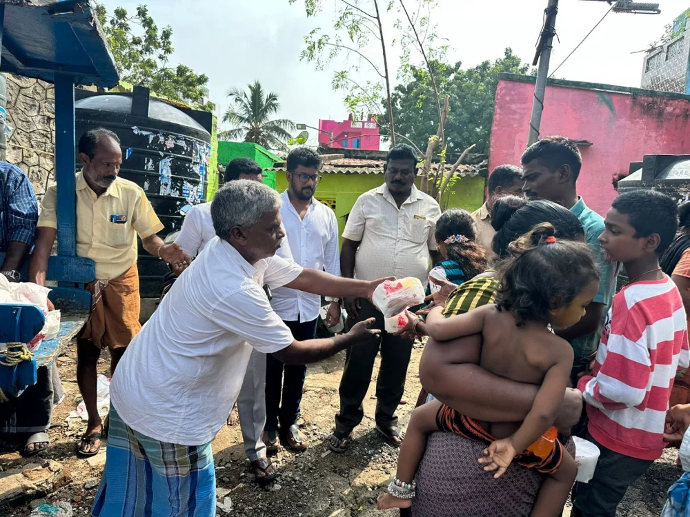மிக்ஜாம் புயலில் பாதிக்கப்பட்ட காசிமேடு சிங்காரவேலர் நகர் பகுதி மக்களுக்கு உணவு வழங்கிய போது திரு.டாக்டர்.சரத்ராஜ் ஜெயச்சந்திரன், திரு.வன்னிய ராஜன், திரு.சங்கர் அவர்களுடன் நான்.
