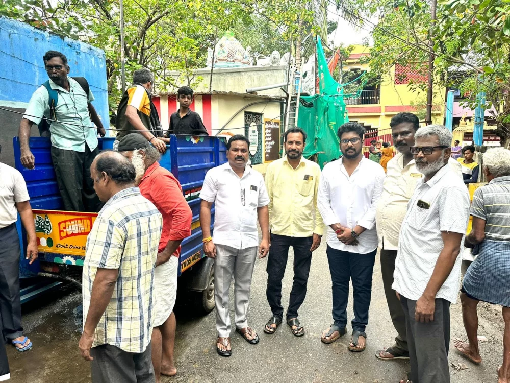 மிக்ஜாம் புயலில் பாதிக்கப்பட்ட எண்ணூர் முல்லை  நகர் பகுதி மக்களுக்கு குடிதண்ணீர், பால் பாக்கெட் பிஸ்கட் உணவு வழங்கிய போது திரு.டாக்டர்.சரத்ராஜ் ஜெயச்சந்திரன், திரு.வன்னிய ராஜன், அவர்களுடன் நான்.