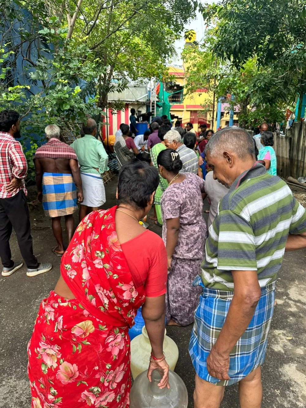 மிக்ஜாம் புயலில் பாதிக்கப்பட்ட எண்ணூர் முல்லை  நகர் பகுதி மக்களுக்கு குடிதண்ணீர், பால் பாக்கெட் பிஸ்கட் உணவு வழங்கிய போது திரு.டாக்டர்.சரத்ராஜ் ஜெயச்சந்திரன், திரு.வன்னிய ராஜன், அவர்களுடன் நான்.