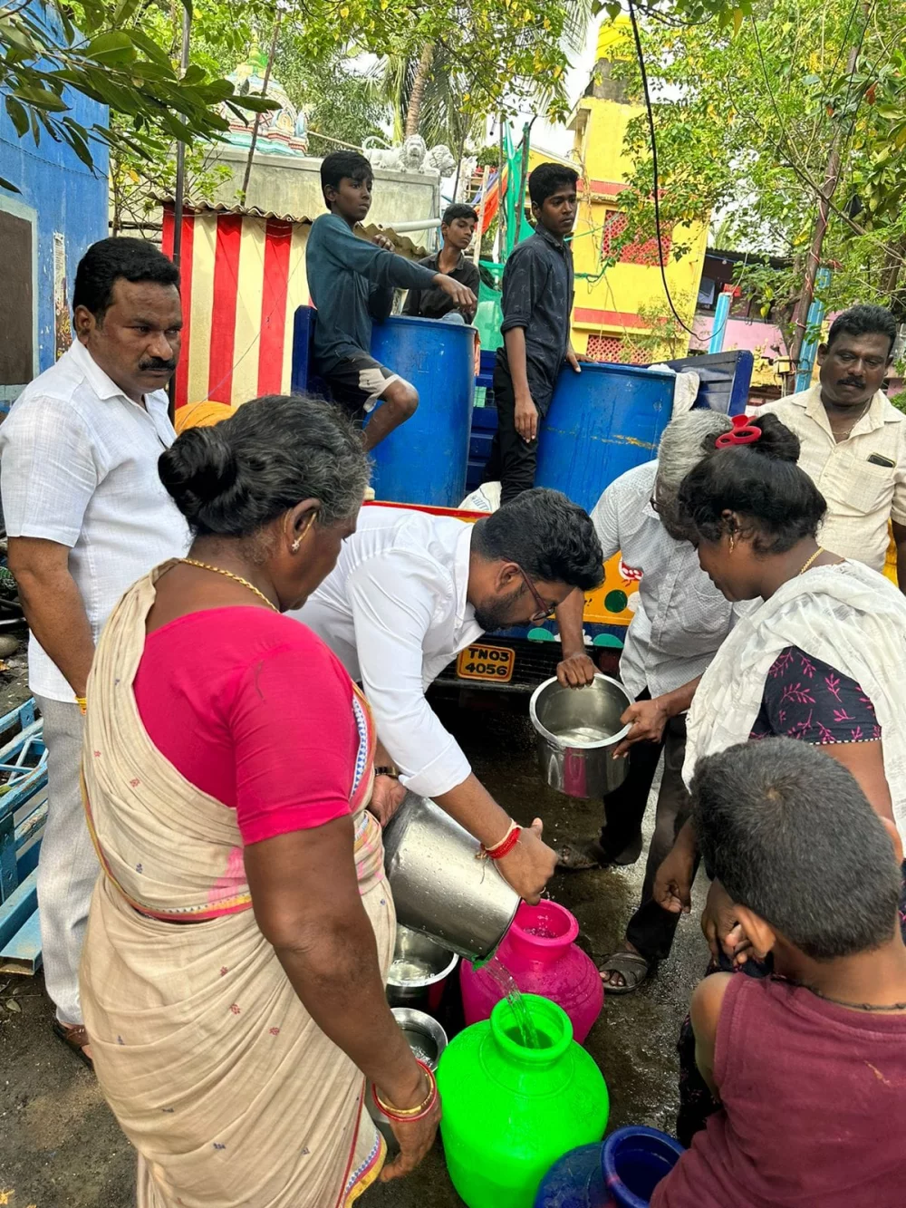 மிக்ஜாம் புயலில் பாதிக்கப்பட்ட எண்ணூர் முல்லை  நகர் பகுதி மக்களுக்கு குடிதண்ணீர், பால் பாக்கெட் பிஸ்கட் உணவு வழங்கிய போது திரு.டாக்டர்.சரத்ராஜ் ஜெயச்சந்திரன், திரு.வன்னிய ராஜன், அவர்களுடன் நான்.